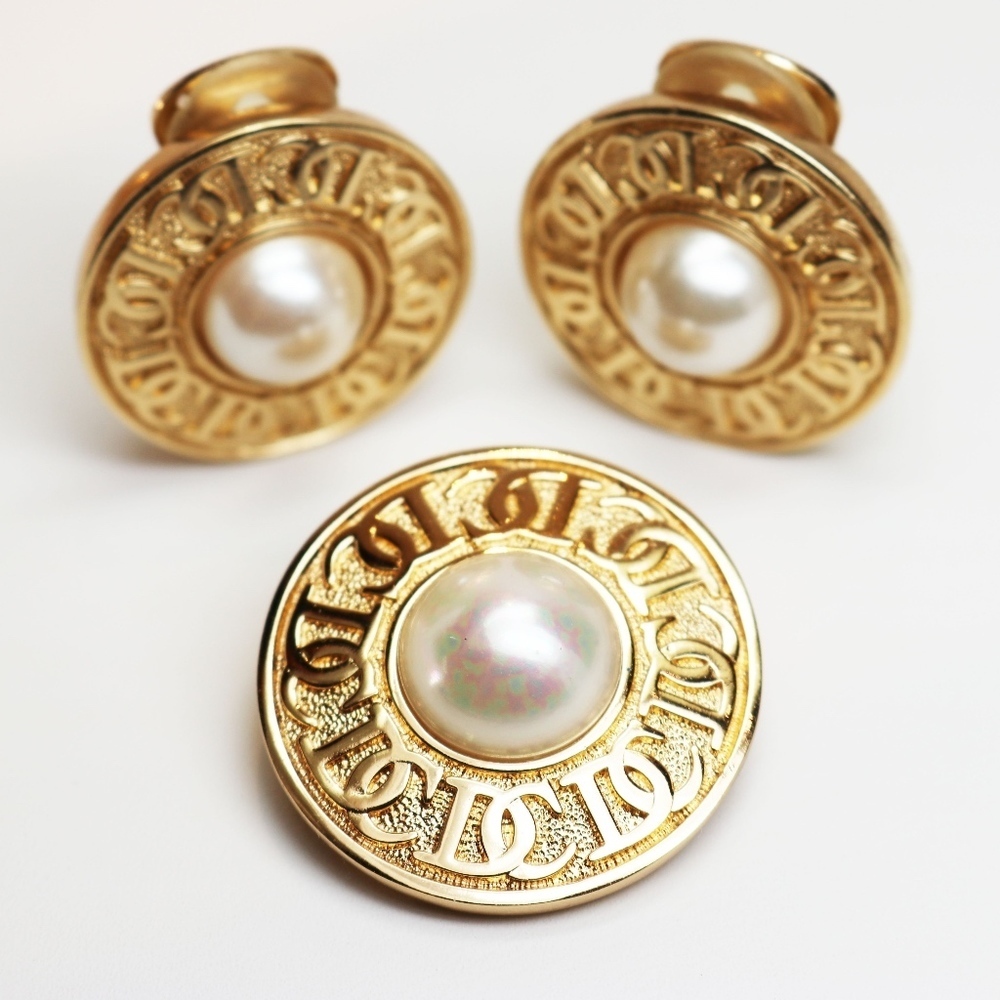 ⚜️ VINTAGE CHRISTIAN DIOR LOGO FAUX PEARL EARRINGS - Picture 2 of 14